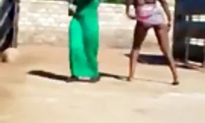 आफ्रिकन मुली त्यांच् ...