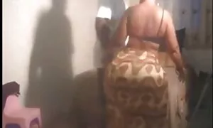 आफ्रिकन गाढवासह आश्च ...